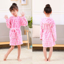 Load image into Gallery viewer, Robe de bande dessinée pour enfants flanelle bébé peignoir à manches longues à capuchon enfants